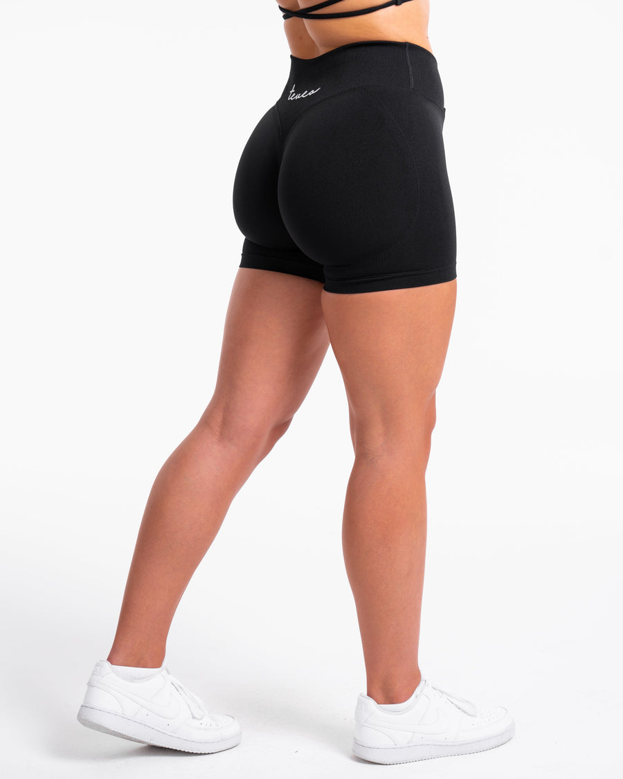 Fearless V-Shape Covert Scrunch Shorts "Schwarz"