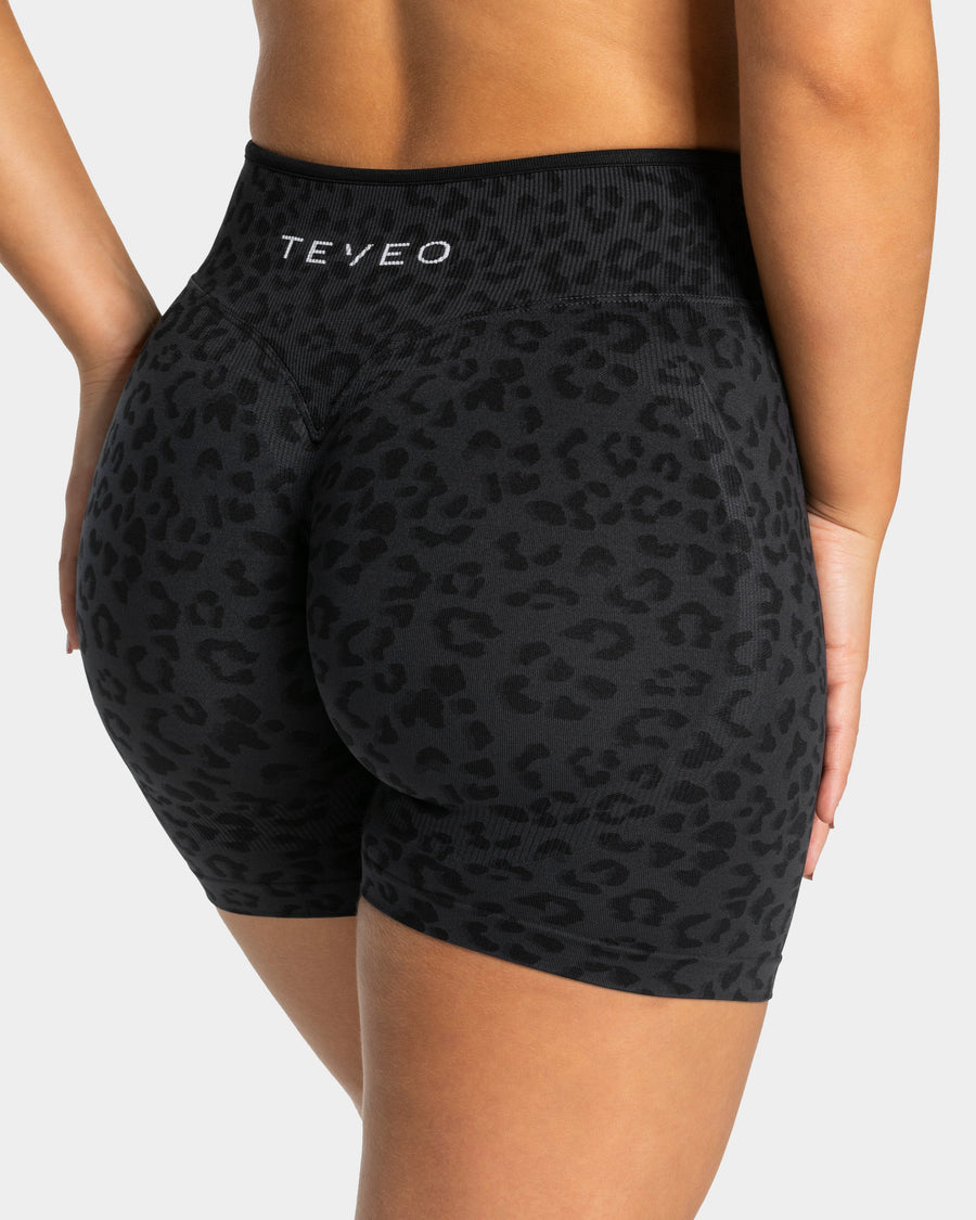 Contrastline Sculpt Scrunch Shorts "Leo Schwarz"