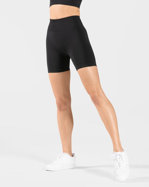 Timeless Scrunch Shorts "Schwarz"